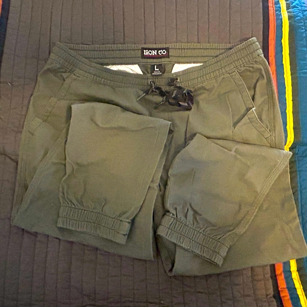 Iron Co Mens casual Pants size Large. Olive Green.